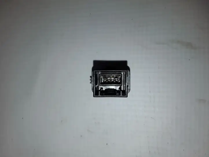 Volvo S80 (2006 - 2009)   Разъем AUX