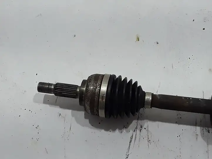 Renault Twingo II (2007 - 2014)  8200684084 Передняя полуось