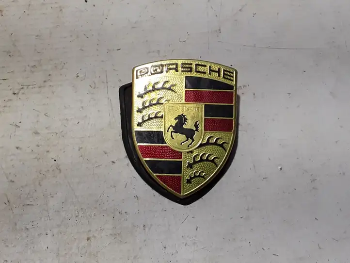 Porsche Panamera (970) (2009 - 2013) 00055921100 Эмблема автомобиля — фото 1