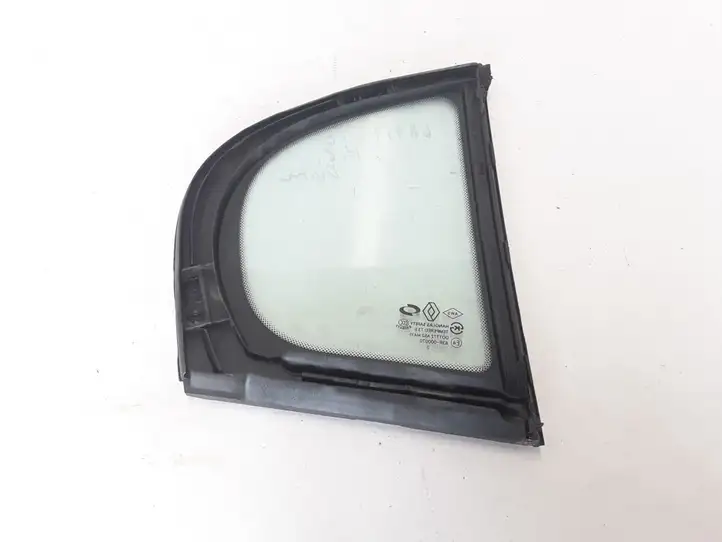 Renault Latitude (2010 - 2014)  822210008R Маленькое стекло 