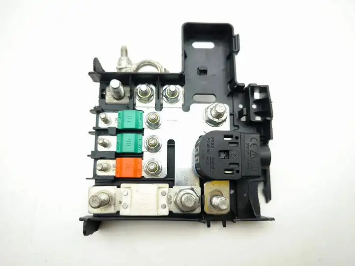 Maserati Ghibli (2013 - 2017)  A878 Предохранитель реле аккумулятора