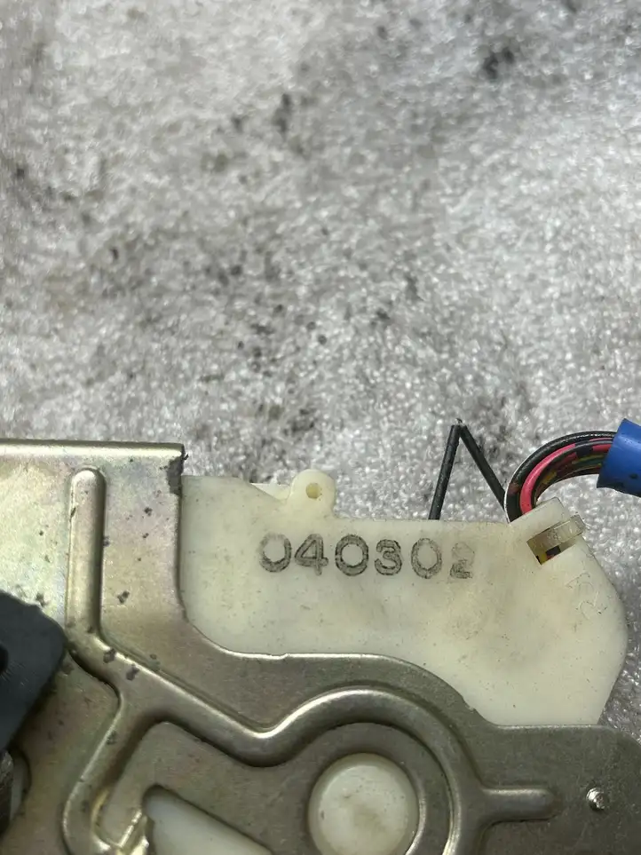 Kia Sorento (2002 - 2006) 040302 Замок задней двери — фото 4