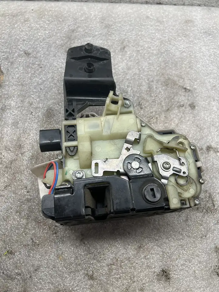 Volkswagen PASSAT B5.5 (2001 - 2005) 3B0837868 Замок задней двери — фото 3