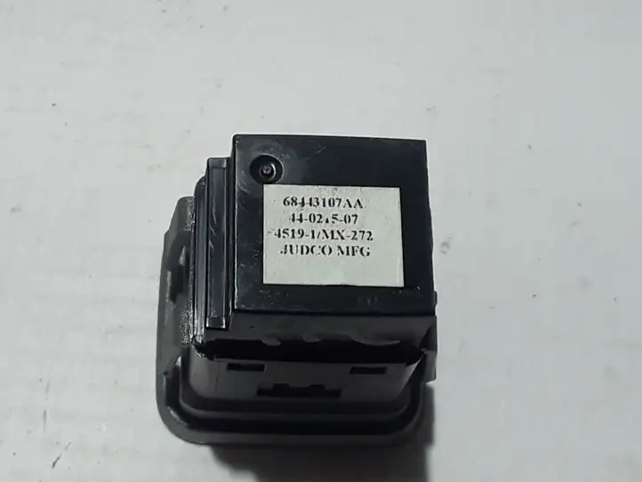 Chrysler Pacifica (2016 - ) 68443107AA Кнопка закрытия крышки багажника — фото 3
