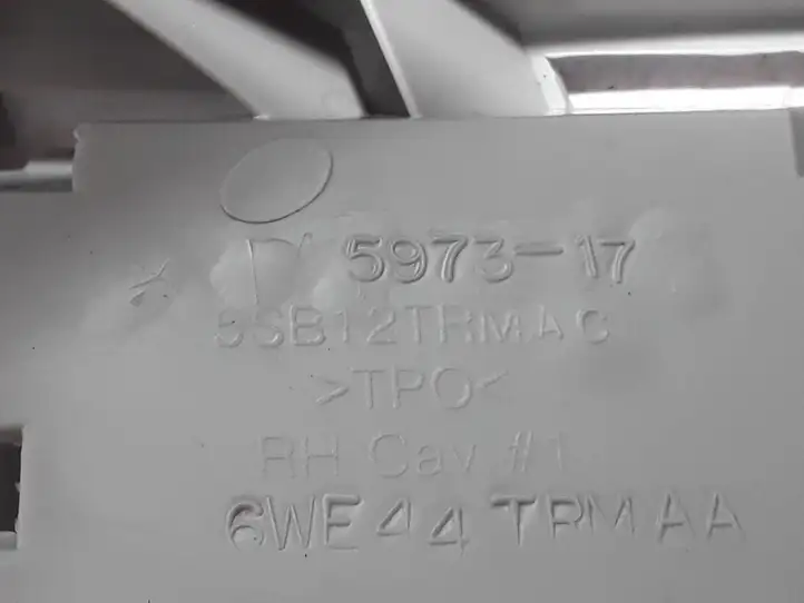 Chrysler Pacifica (2016 - ) 5SB12TRMAC Накладка порога — фото 2