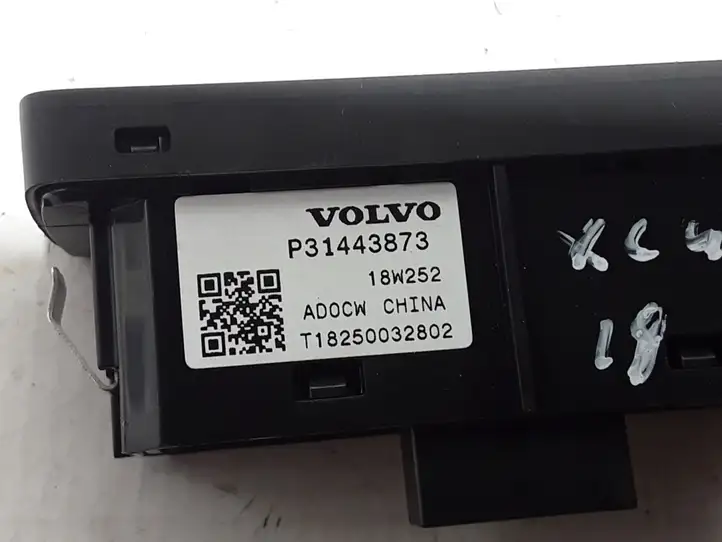 Volvo XC40 (2017 - ) 31443873 Кнопка закрытия крышки багажника — фото 3