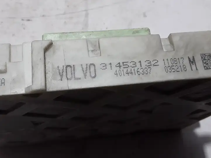 Volvo V40 Cross country (2016 - 2019) 31453132 Блок предохранителей — фото 2