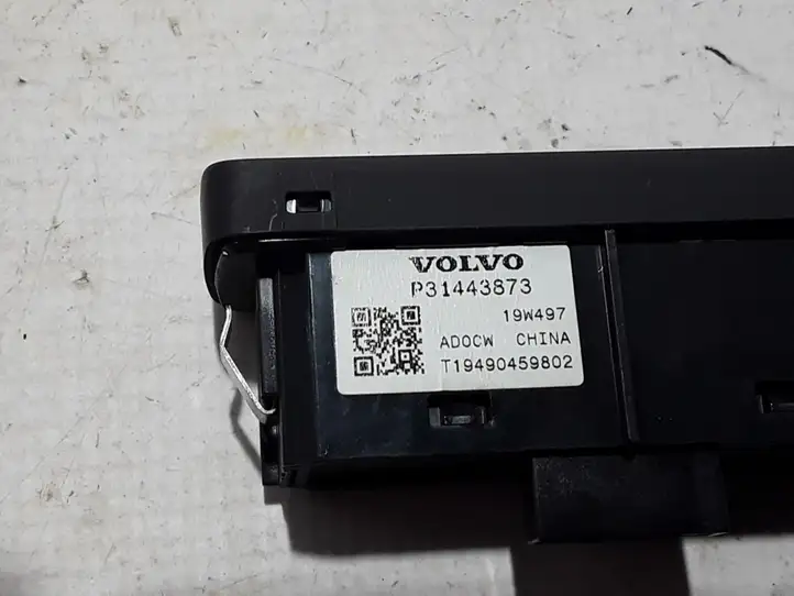 Volvo XC60 (2017 - ) 31443873 Кнопка закрытия крышки багажника — фото 2