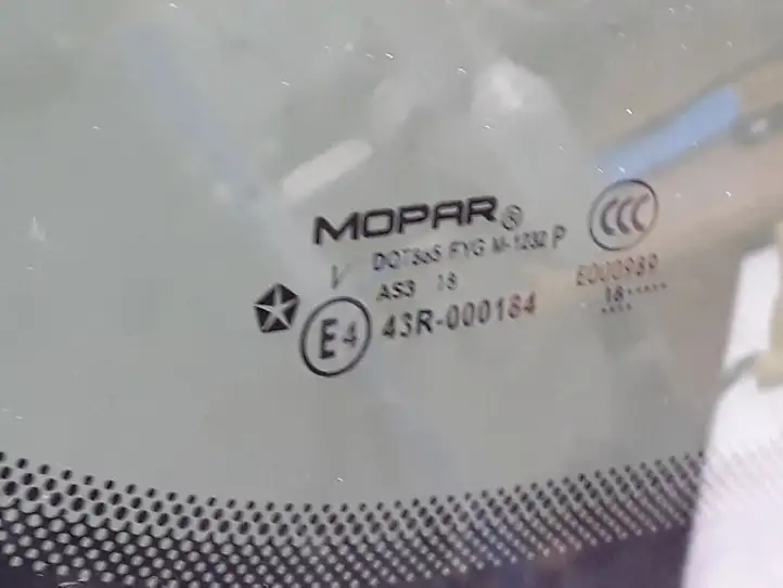Chrysler Pacifica (2016 - ) 68238494AC Заднее боковое стекло — фото 3