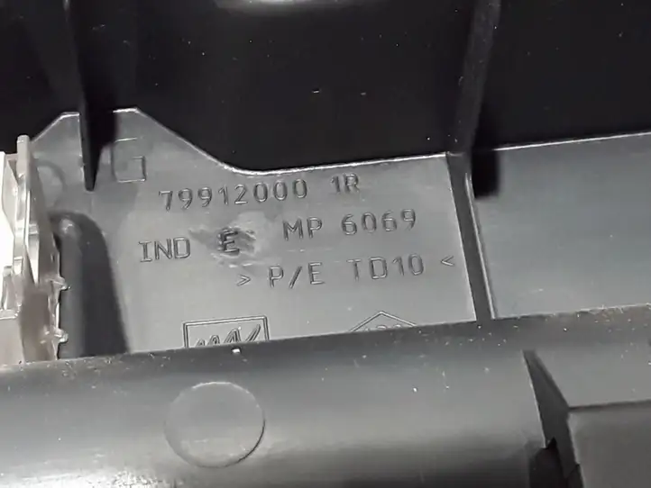 Renault Laguna (2007 - 2015)  799120001R Боковая отделка (у окна)