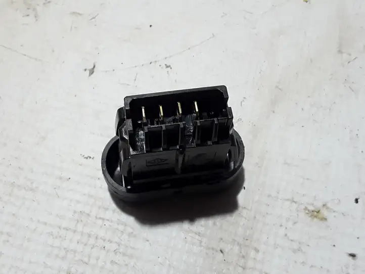 Dacia Duster (2010 - 2017)  8200710682 Кнопка обогрева стекла