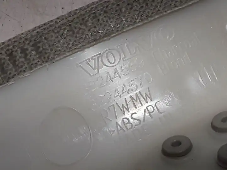 Volvo XC40 (2017 - ) Накладка порога — фото 3