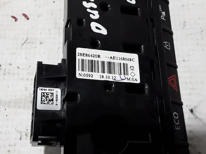 Dacia Duster (2017 - ) 28E86420R Включатель аварийных фонарей — фото 2