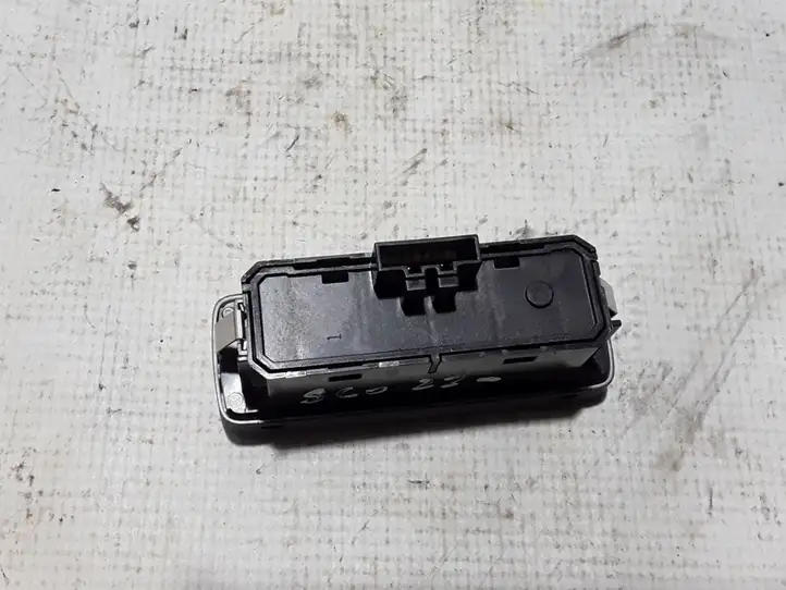Volvo S60 (2018 - ) 31443873 Кнопка закрытия крышки багажника — фото 2
