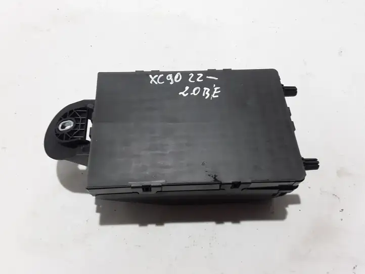 Volvo XC90 (2019 - )  32142591 Блок предохранителей