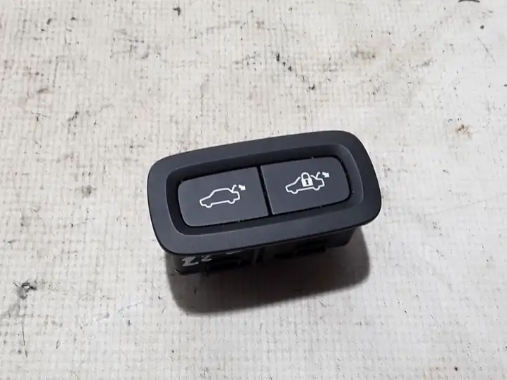 Volvo XC60 (2017 - ) 31674801 Кнопка закрытия крышки багажника — фото 1