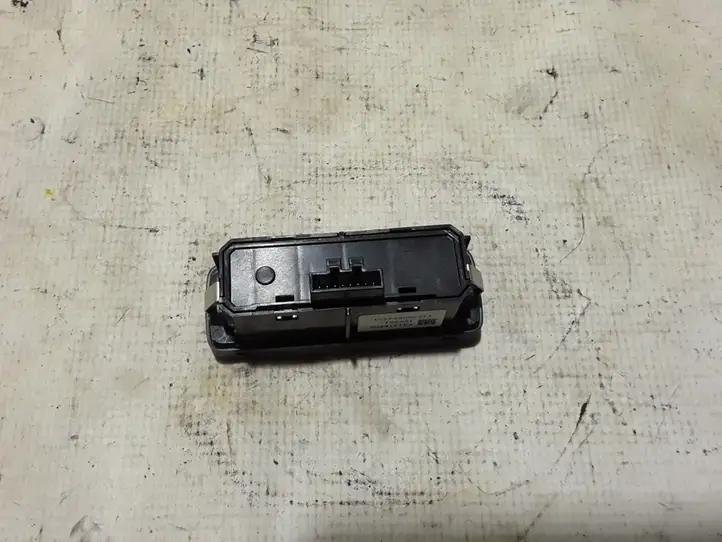 Volvo XC90 (2014 - 2019) 31376509 Кнопка закрытия крышки багажника — фото 3