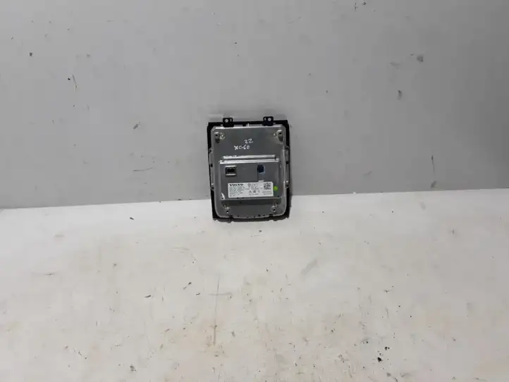 Volvo XC60 (2017 - ) 32316244 Дисплей / маленький экран — фото 2