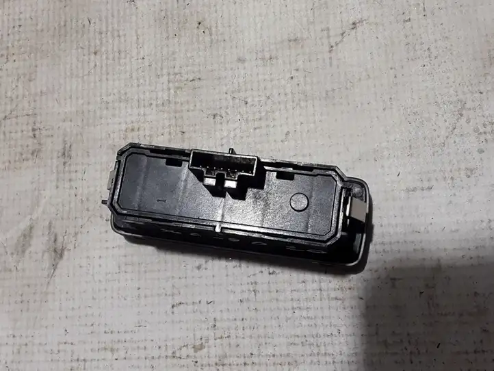 Volvo XC90 (2019 - ) 31443874 Кнопка закрытия крышки багажника — фото 3