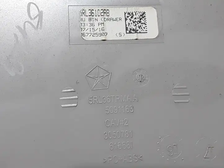 Chrysler Pacifica (2016 - )  5RL36TRMAA Ящик для вещей