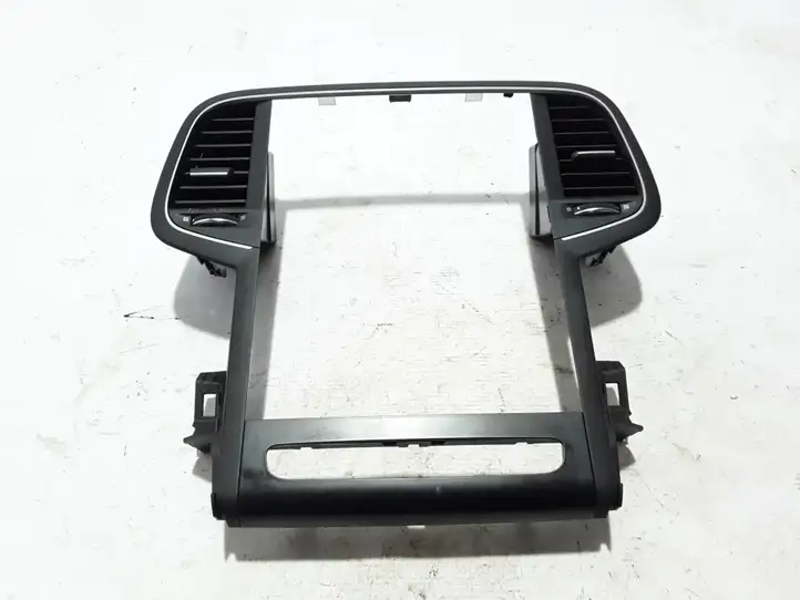 Renault Megane III (2009 - 2016)  682603619R Центральный дефлектор