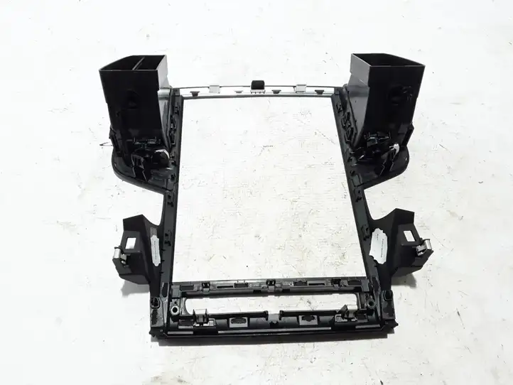 Renault Megane III (2009 - 2016)  682603619R Центральный дефлектор