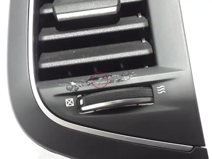 Renault Megane III (2009 - 2016)  682603619R Центральный дефлектор