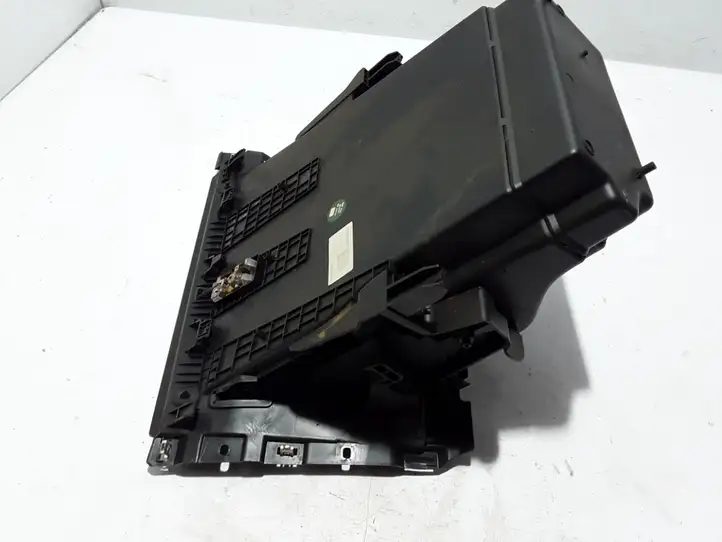 Renault Clio V (2019 - )  681081071R Ящик для вещей