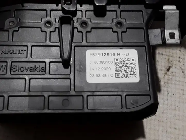 Dacia Sandero III (2016 - ) 687612916R Боковой воздушный дефлектор — фото 3