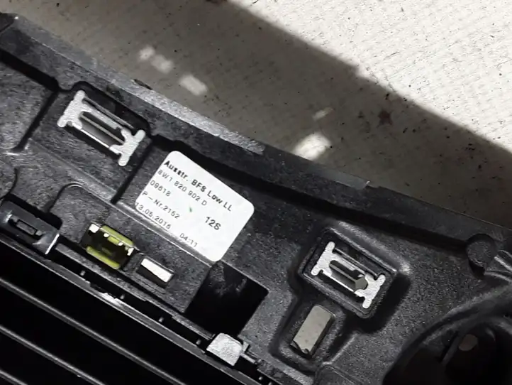 Audi A4 S4 B9 (2015 - 2019) 8W1820902D Боковой воздушный дефлектор — фото 3