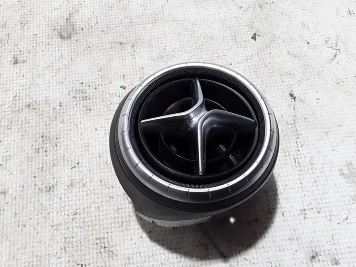 Mercedes-Benz CLA C117,X117,W117 (2013 - 2019) A1178300554 Центральный воздушный дефлектор — фото 1