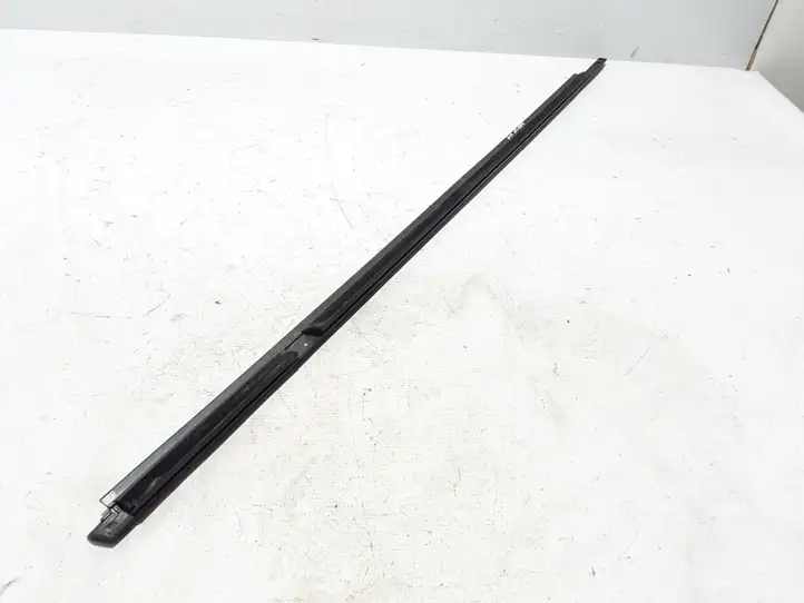 Renault Clio V (2019 - )   Отделка стекла передней двери