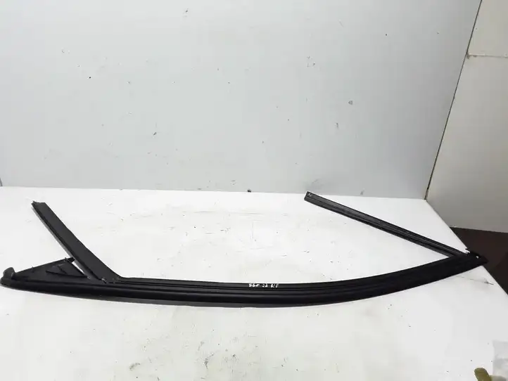 Volvo S60 (2018 - )  32274403 Уплотнительная резина передней двери (на дверях)