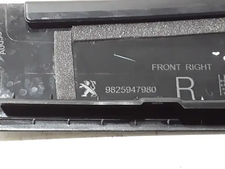 Peugeot 2008 II (2019 - ) 9825947980 Накладка стекла передней двери — фото 3