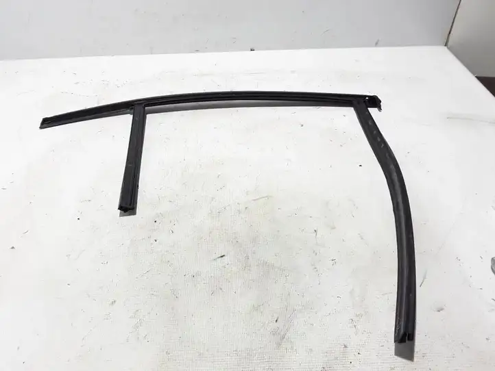 Volvo S60 (2018 - )  32274399 Уплотнительная резина на задних дверях