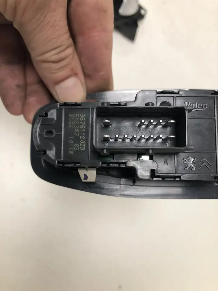 Peugeot 208 (2012 - 2015) 96751120ZD Блок кнопок стеклоподъемников — фото 2