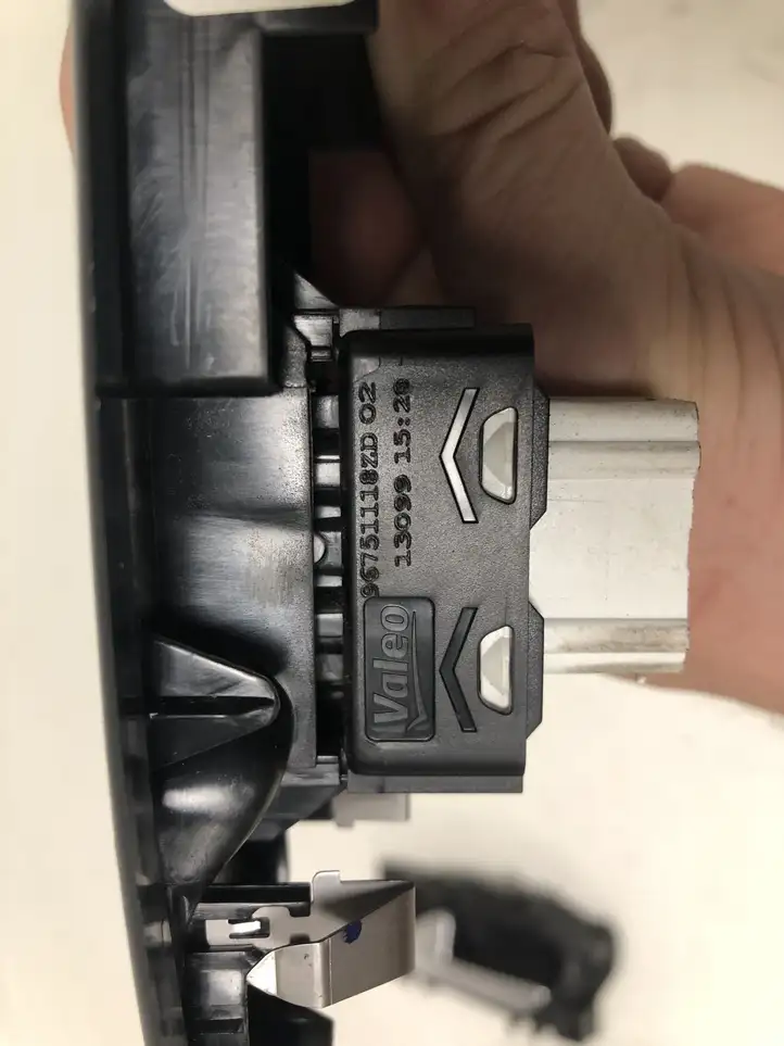 Peugeot 208 (2012 - 2015) 96751118ZD Кнопка стеклоподъемников — фото 2
