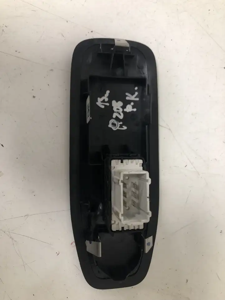Peugeot 208 (2012 - 2015) 96751118ZD Кнопка стеклоподъемников — фото 4