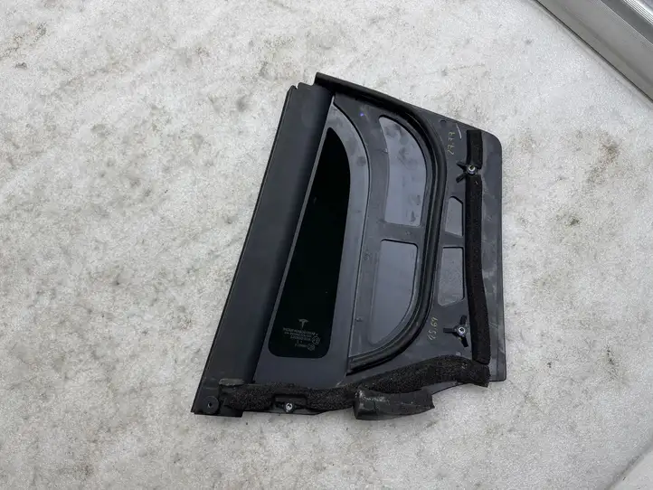 Tesla Model X (2015 - 2021) 43R004553 Форточка двери — фото 3