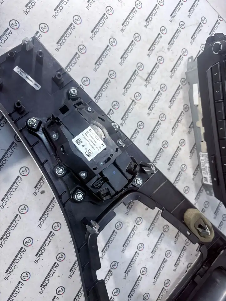 BMW 3 E90 E91 (2005 - 2012)  9218330 Радио/ проигрыватель CD/DVD / навигация