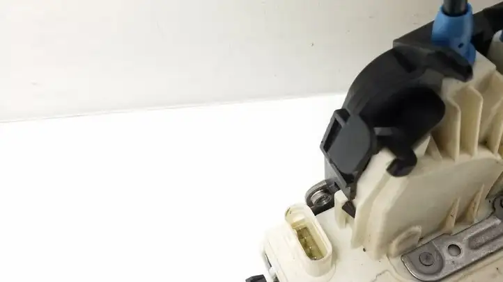 Mercedes-Benz C W204 (2007 - 2014)  A2047301435 Замок задней двери