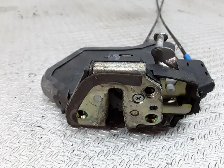 Toyota Corolla E120 E130 (2000 - 2004) Замок задней двери — фото 2