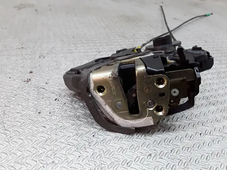 Toyota Corolla E120 E130 (2000 - 2004) Замок задней двери — фото 3