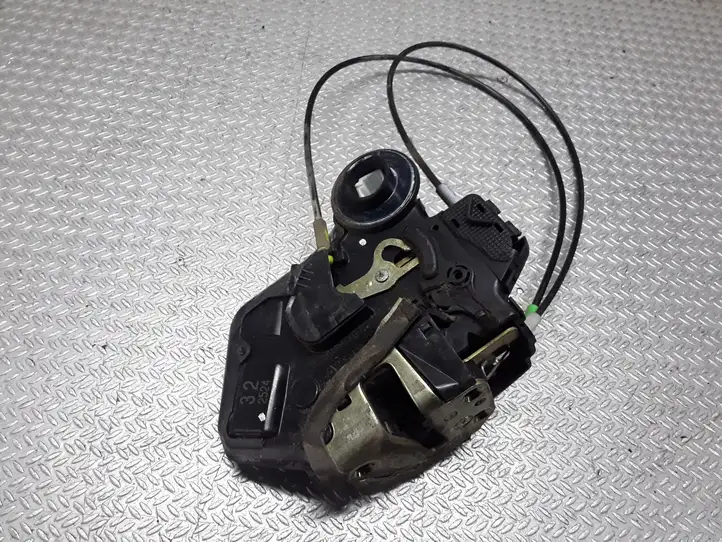Toyota Corolla Verso E121 (2001 - 2004) Замок задней двери — фото 1