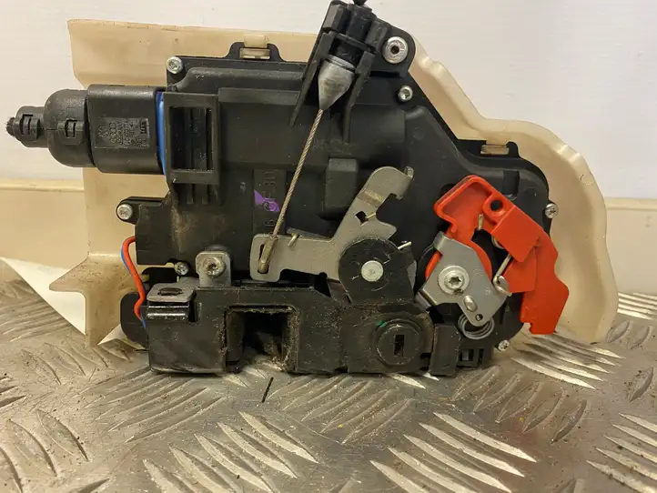 Volkswagen Touran I (2003 - 2010)   Замок задней двери