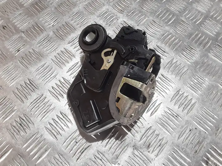 Toyota Corolla E120 E130 (2000 - 2004) 3221112065 Замок задней двери — фото 1