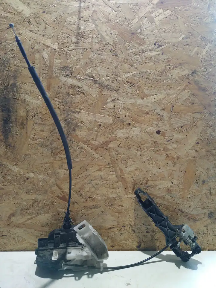 Kia Ceed (2006 - 2010)  814101H010 Замок задней двери