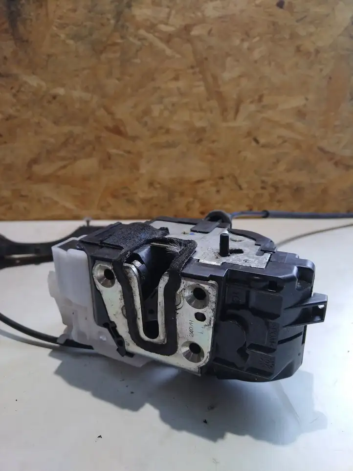 Kia Ceed (2006 - 2010)  814101H010 Замок задней двери