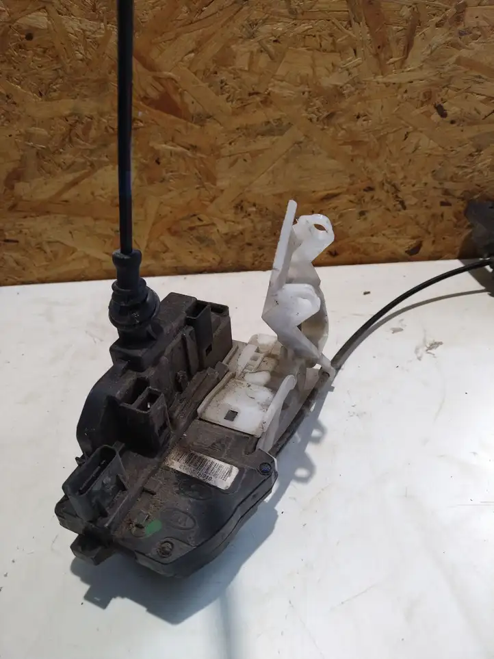 Kia Ceed (2006 - 2010)  814101H010 Замок задней двери