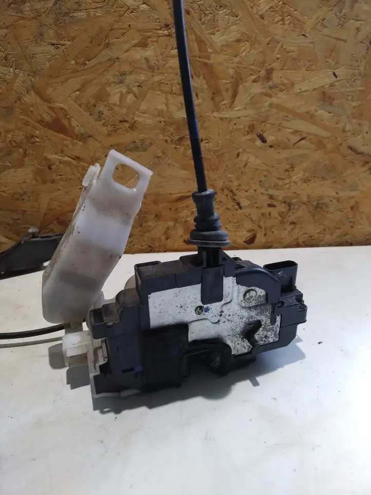 Kia Ceed (2006 - 2010)  814101H010 Замок задней двери